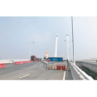 大橋架設圍板，東線禁止通行。