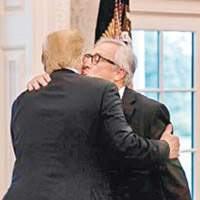 特朗普上載被容克（右）親吻面頰及相擁的照片。（互聯網圖片）