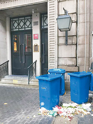 「南麓．浙里」被指將垃圾棄置在門外的行人路上。