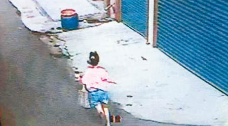 閉路電視拍到女童奔進巷子。（互聯網圖片）