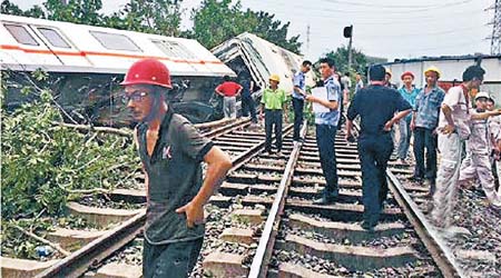 涉事地鐵列車翻側路軌上。（互聯網圖片）