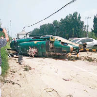 直升機墜毀時擊中一輛汽車。（互聯網圖片）