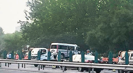 北京客貨車撞工程車釀五死，客貨車車頭嚴重受損。（互聯網圖片）
