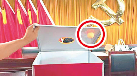 箱子的蓋上貼有一個印有號碼的乒乓球（紅圈示）。（互聯網圖片）