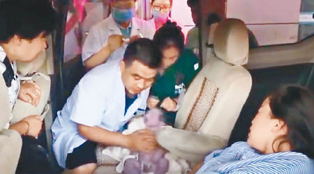 醫生在車上即場為女嬰急救。（互聯網圖片）