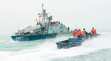 伊朗革命衞隊藉演習展示封鎖霍爾木茲海峽的能力。（美聯社圖片）