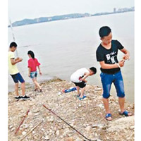 湖北<br>事發現場岸邊檢獲的手機內留下四童遇溺前的照片。