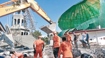 搜救隊在清真寺瓦礫中搜索生還者。（互聯網圖片）