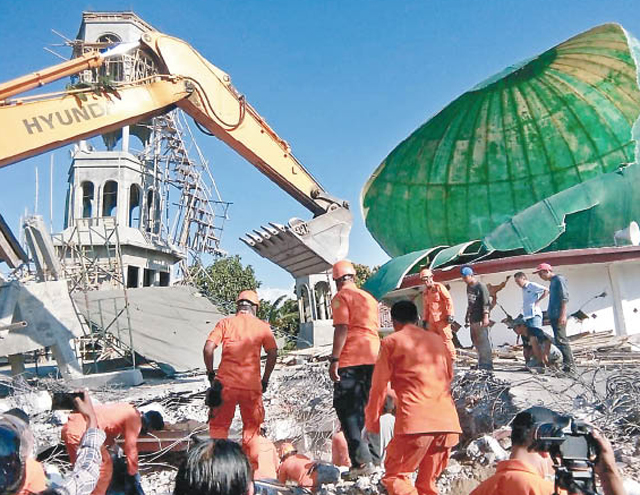 地震增至142死 塌清真寺埋信眾 印尼700遊客困孤島