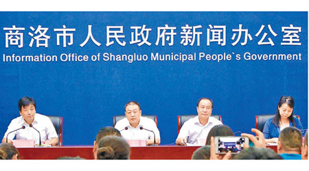 商洛副市長武文罡（左二）向公眾致歉。（互聯網圖片）