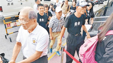 蘇炳坤（左）到法院聽取宣判。（中時電子報圖片）