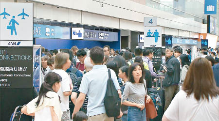 東京羽田機場擠滿受影響的旅客。