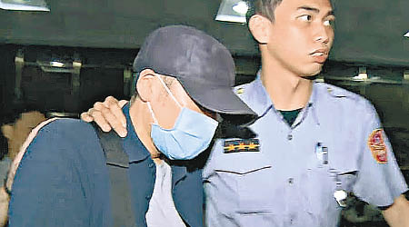 葛西健二（左）被移送台北地檢署調查。（互聯網圖片）
