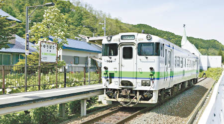 鐵路迷拍下列車進站情況。（互聯網圖片）