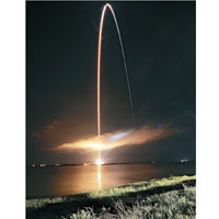 火箭飛行軌道在夜空中清晰可見。（美聯社圖片）