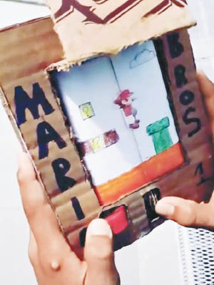 魯班用紙皮製作馬里奧遊戲機。（互聯網圖片）
