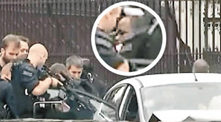 大批持械警員槍指私家車司機位，並押走駕車的黑人男子（圓圖）。（美聯社圖片）