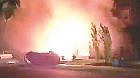 小型機撞向房子引發大火。