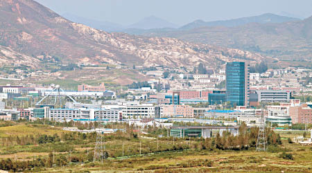 開城工業區前年因兩韓關係升溫而關閉，至今仍重開無期。