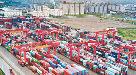 貿易戰衝擊中美，雙方計劃再度談判。圖為中國的貨櫃碼頭。（中新社圖片）