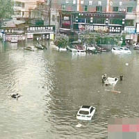 商丘市猶如澤國，街道嚴重水浸。（互聯網圖片）