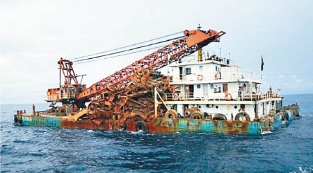打撈軍艦殘骸需配備起重裝備。