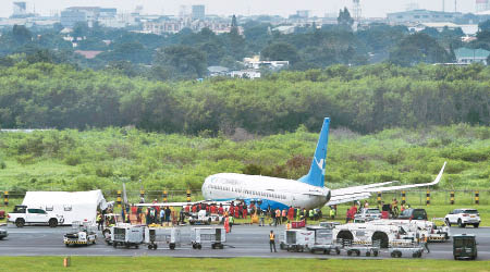 廈門航空客機降落馬尼拉機場時衝出跑道。（互聯網圖片）