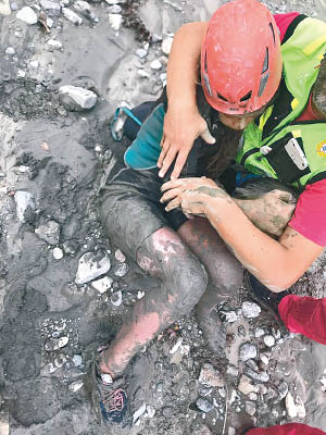 救援人員救出一名被困女子。（美聯社圖片）