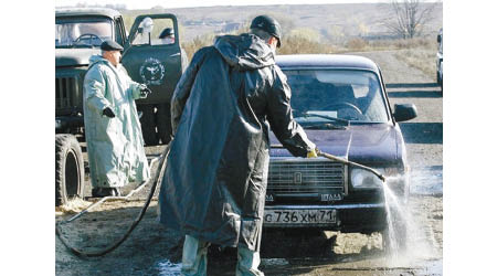 俄羅斯衞生部門人員對車輛進行檢疫消毒。（互聯網圖片）