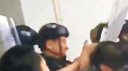 網傳片段顯示，持盾牌警員強行入屋拉人。（互聯網圖片）