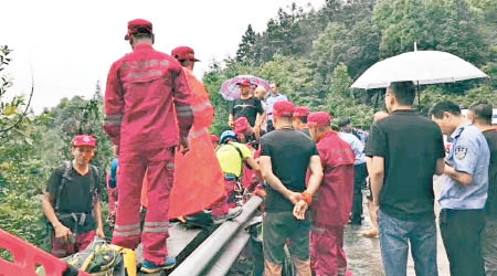 大批警員按鍾男指示到山區尋找趙女屍體。（互聯網圖片）