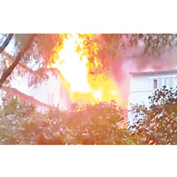 酒店凌晨發生大火，烈燄沖天。（互聯網圖片）
