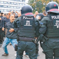 示威者與防暴警察對峙。