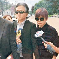 台灣藝人狄鶯（右）和孫鵬（左）赴美國處理官司。
