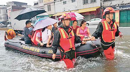 潮汕救援隊伍出動橡皮艇救援。（互聯網圖片）