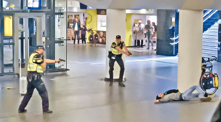 荷蘭警員開槍制服施襲者。（美聯社圖片）