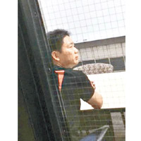 劉強東等候接受警方盤問。（互聯網圖片）