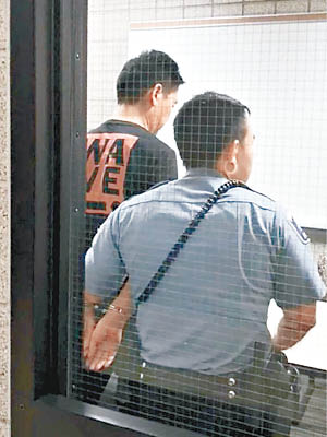 劉強東（左）被警方扣上手銬。