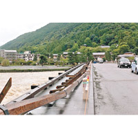 京都嵐山渡月橋<br>渡月橋的欄杆被吹倒。