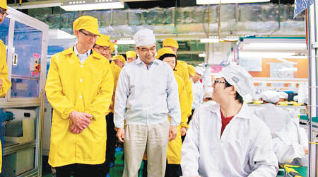 蘋果行政總裁庫克（左）曾訪中國工場。（美聯社圖片）