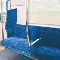 列車車廂的椅墊遭人刻意倒腐蝕液體。
