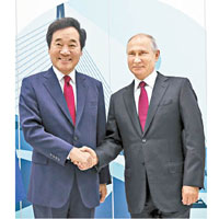 普京（右）與南韓總理李洛淵握手。（美聯社圖片）