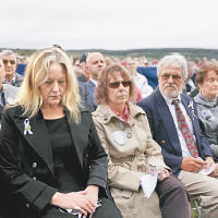 死者家屬在賓夕凡尼亞州出席悼念儀式。（美聯社圖片）