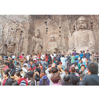 龍門石窟吸引大批遊客參觀。