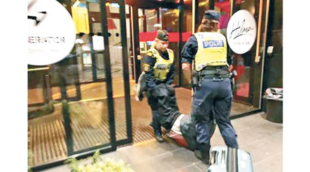 暴力驅趕<br>曾父被兩名警察抬出酒店。（互聯網圖片）