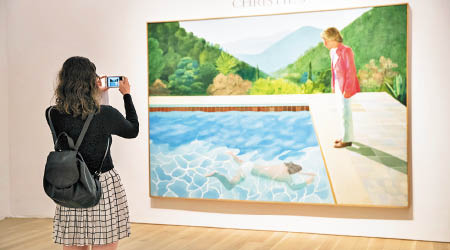 《泳池的兩個人》有望成為史上最貴在世藝術家作品。（美聯社圖片）