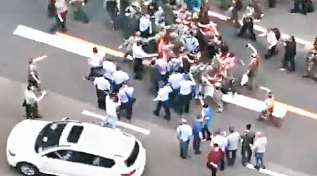老兵在成都市政府外集結抗議。