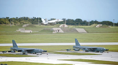 美軍的F18E戰機從關島起飛。