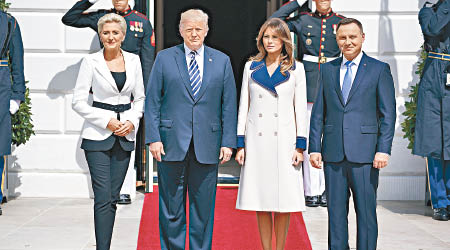 特朗普（左二）與夫人梅拉妮亞（右二）迎接波蘭總統杜達伉儷。（美聯社圖片）