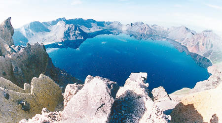 白頭山山頂的火山口湖（圖）被稱為天池。